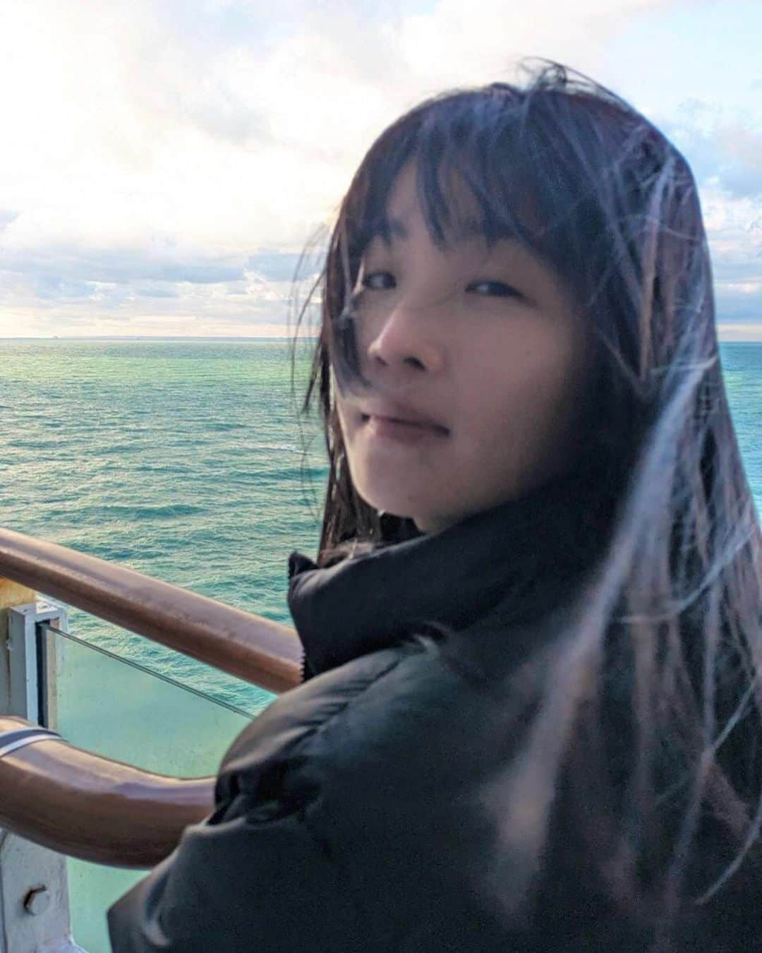 マナさんのインスタグラム写真 - (マナInstagram)「ツアー中いまからUKにいくのだ🛳️🚣‍♀️ はきつづけるエネルギーを 吸収してくれるんは 大きな自然とみんなのエネルギーだにっ🐔🌸  調子こける性格ももっとらん ギャルももっとらん ただ疲れやすくて文句の多い この身体と心をもたせてくれた アタイのこの不器用な人生は 大きなコントだねってゆってくれた　 大好きな人のお言葉を ずっと心に秘めて進むようで進んでないような毎日😌  とにもかくにも 感謝だ」11月8日 0時56分 - chaimanakana3333