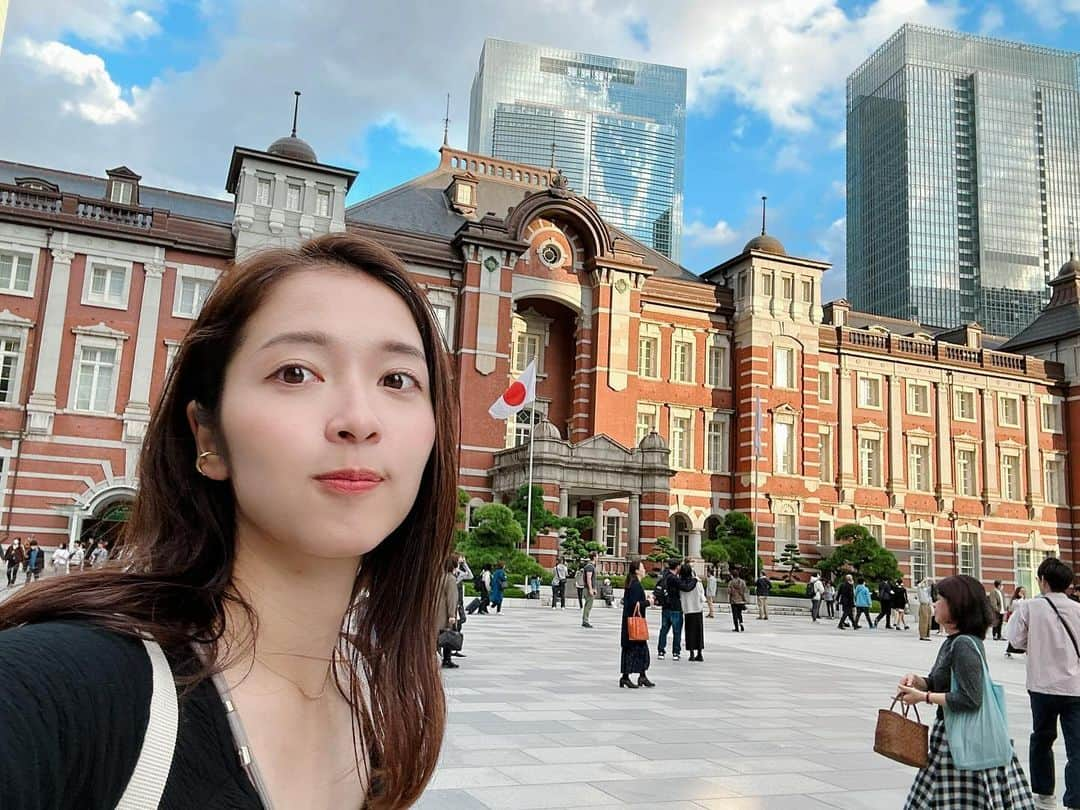 山下耀子さんのインスタグラム写真 - (山下耀子Instagram)「母と東京に🗼  ちょっと前に行ってました☺️ 親孝行旅行だったのでみなさまにご挨拶できずでした🙇🏻‍♀️  今年で両親が還暦🎉 私の中では両親はずっと40歳なので、 なかなか認められないのですが…😫  その気持ちからか旅行中には母に口うるさくしてしまって 反省しました、、、母の愛は海、、、  ずっと長生きしてほしいけどそうもいかず… できる時に親孝行🌱  今度は私が運転して近場に連れて行きたい気持ち。 （まずは運転できるようになることからです）」11月8日 0時57分 - twinkleyesy