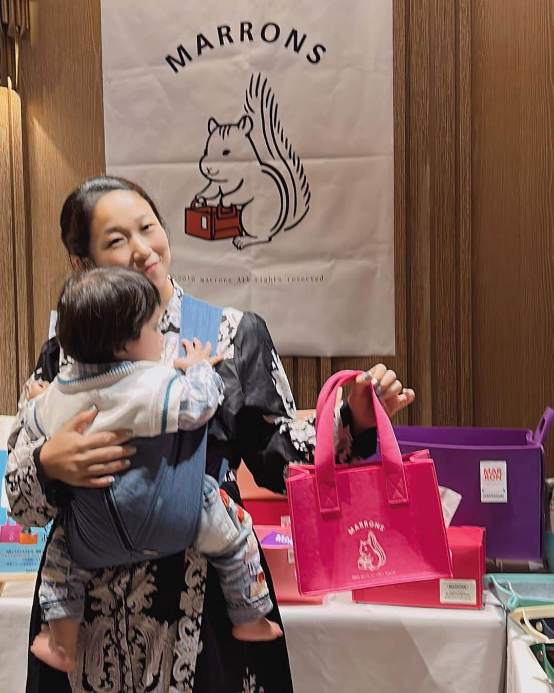 世手子さんのインスタグラム写真 - (世手子Instagram)「#PR soft felt fabric storage basket🧺 Safe for children and available in many colors🐿️ Perfect for interior👏 @marrons.shop #marronsshop  #収納 #収納かご #収納ボックス めっちゃ可愛かったよ(*☻-☻*) みやちゃんと行ってきた\(//∇//)\ https://marrons.shop  「マロンズ (marrons)」 は、中身がぎっしり詰まった熟した果実という意味 が込められているよ(^_^*)  「マロンズ」というブランドは、多くの人々の生活の中に幸せという果実が 実ることを願いながら製品を製作・販売してるんだよ(*^◯^*) 素敵💓  高級フェルト生地を素材とし、厚さ4mmで製作した折りたたみ式のフェルト収納バスケット🧺 温かみがあっていいよね(*´ω｀*)  軽くて柔らかいから子供も安全でカラフルな折りたたみ式の収納バスケットだよ(о´∀`о) 19色の豊富なカラバリに4種類のサイズ展開(*'ω'*)  #収納グッズ #整理整頓 #整理収納 #家づくり #収納アイデア #すっきり収納 #韓国ブランド #韓国インテリア#お部屋作り #収納かご #バスケット #収納バスケット #インテリア」11月8日 0時57分 - rojide