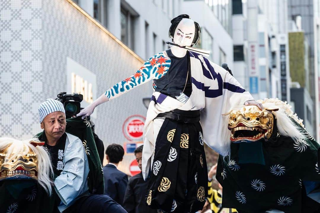 尾上右近さんのインスタグラム写真 - (尾上右近Instagram)「.  TOKYO FASHION CROSSING 「TOKYO GINZA It’s Show Time!!!」 @keitamaruyama プロデュース  鳶頭の形でオープニングのパフォーマンスをして来ました。  もう3日前の出来事ですが記念のポストです。  ありがとうございました。  #銀座 #銀座松屋通り #丸山敬太 #冨永愛 #尾上右近  #伝統文化 #歌舞伎」11月8日 0時57分 - ukon_onoe.eiju_dayu.kenx2