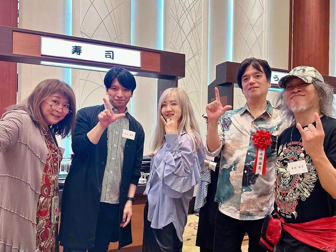のインスタグラム：「今頃10/27の鮎川賞＆創元ミステリ短編賞授賞式の画像を。  1枚目、お寿司食べる気満々な人たち。笑　左からフリーライターのさいとうよしこさん、作家の北山猛邦さん、国樹、作家の麻耶雄嵩さん、喜国さん。  2枚目、犬好き仲間である作家の太田忠司さんを挟んで。  3枚目、くらりファンのシャーロック・ホームズ研究家、北原尚彦さんと。  皆さんに会えて、超嬉しかったです！（由）  #awardceremony #party #novelist #mangaartist  #鮎川哲也賞  #創元ミステリ短編賞 #東京創元社 #やっぱりみんなで食べるごはん美味しいね」
