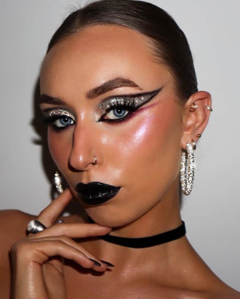 Huda Kattanさんのインスタグラム写真 - (Huda KattanInstagram)「Dive headfirst into our Pretty Grunge Collection! 🖤💥  Pair stunning shimmers with a bold black lipstick to unleash your inner baddie 🔥✨ OR, ignite your heroine energy with a made-for-you blush. Whatever your vibe, you’ll be feeling pretty grunge.   Thanks for sharing:  🖤 @sameeraxmakeup 🖤 @emmafarrellmakeup 🖤 @blankjas 🖤 @leclatdemini 🖤 @dianamaria_mua 🖤 @nick.metos  🌍  𝗔𝗩𝗔𝗜𝗟𝗔𝗕𝗟𝗘 𝗚𝗟𝗢𝗕𝗔𝗟𝗟𝗬 🌎  #PrettyGrunge」11月8日 0時59分 - hudabeauty