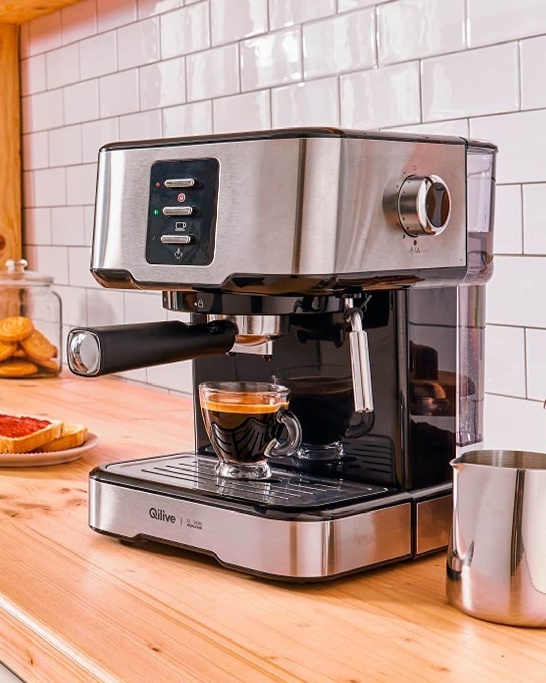 auchan_franceのインスタグラム：「Vous allez encore plus adorer les pauses café ☕️  Devenez un véritable barista grâce à notre machine à expresso @qilivebyauchanlab !  Préparez jusqu’à 2 tasses en simultanée, et avec ses 15 bars de pression : à vous le maximum de saveurs 🤩  💬 Au fait, vous êtes plutôt café court ou long ?   #Auchan #Qilive #Expresso」