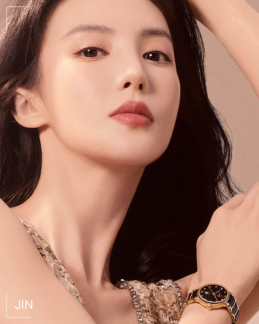 ラドーのインスタグラム：「Graceful by design.​ As the face of the Rado Centrix, Chinese dancer and actress @jinchen905 is a natural choice to represent the brand. Known for her independence, hypnotizing talent, and authenticity, Rado is thrilled to partner with a passionate soul defining the future of elegance.​  #Rado #RadoxJinChen #RadoCentrix #DiamondWatch #Feelit」