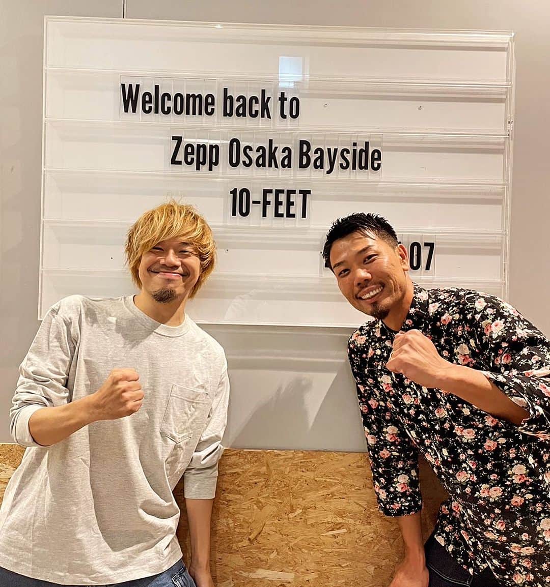 タクマ のインスタグラム：「大阪ライブ楽しかった。大阪はやっぱり大阪でした。タイガースおめでとうのお言葉もありがとうございました。バファローズも強かった。。ほんまに強かった。ええチームやね。名勝負ばっかりで素晴らしい日本シリーズでした。野球の事まで拾ってくれちゃって、大阪ほんま大好きっす。ありがとぅーす。今日は友達で元阪神タイガースの藤原正典がライブ観に来てくれました。かれこれ長い付き合いです。生前横田慎太郎君に会えたのは彼のおかげ。タイガースが日本一になったタイミングで会えてとてもとても嬉しかったのでした。大阪ほんままたな。  @fuj1hara」