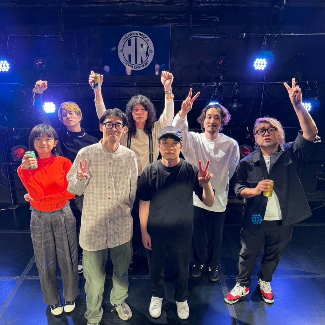 堀之内大介さんのインスタグラム写真 - (堀之内大介Instagram)「「夜の本気ダンス15th Anniversary TOUR～1GO! 1A! O-BAN-DOSS～」さいたま公演ありがとうございました🙇‍♂️✨ 水戸、さいたまと2公演呼んでいただき、更にはボロフェスでも一緒で本当に楽しい3日間を過ごさせてもらいましたー😆✨ 大事なことなんで前回の投稿に続きもう一度言いますが…夜ダンめちゃくちゃ良いバンド😭👍 ライブ、曲の良さ、メンバーのキャラ、演奏に大してストイックなところ全部魅力的でした🔥フロアの雰囲気も😊 鈴鹿くんには勝手に何か同じ匂いを感じてしまうというか、親近感を持ってしまうところがめちゃくちゃあったし‼️🥁🔥 今日の終演後、米田くんとルーツの音楽の話をしたときに…あぁ‼️そりゃ俺は夜ダンの曲めちゃくちゃ好きだなって合点がいきましたし‼️ 水戸公演のマイケル君のMCで17才の頃に初めてうちのライブを見てくれて今回誘えて良かったって言ってくれた話は一生泣けるし😢✨ 120%の西田君とは楽屋で腹抱えるくらい笑える話したりして全然喋り足りなかったので是非ゆっくり🍻に行きたい😁笑‼️ギター鬼格好良かった🎸 バンド15周年本当におめでとうございます🎉そして、このあとのツアーも大成功になることを心から願ってます👍 …また対バンしたい‼️‼️‼️‼️‼️  #baseballbear #夜の本気ダンス」11月8日 1時03分 - horinouchi_bbb