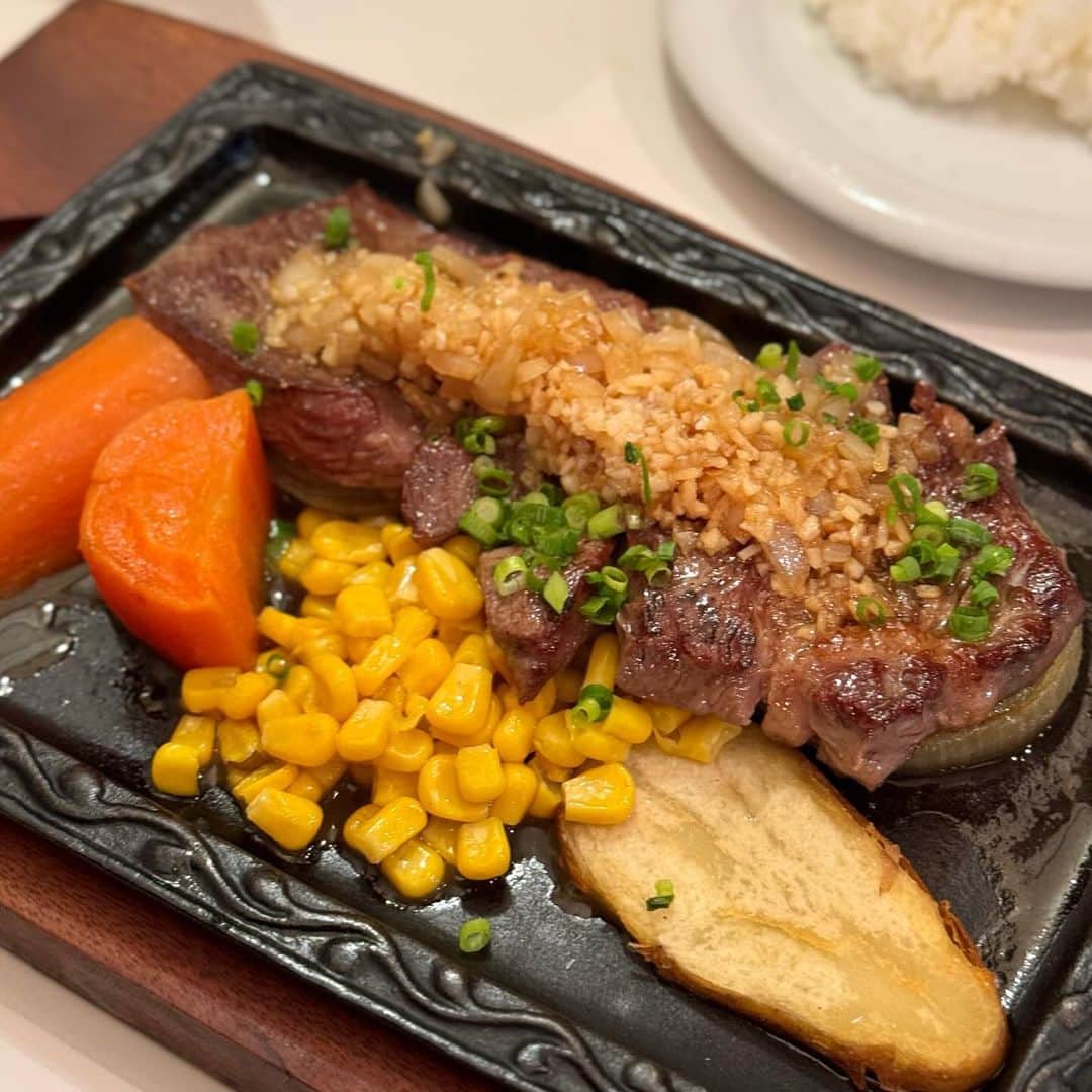 吉川ちかさんのインスタグラム写真 - (吉川ちかInstagram)「こないだジムの帰りに ステーキが食べたくて 四ツ谷にある老舗洋食屋さんの バンビへ行きました🥺🩷  令和で昭和を感じられるお店！ 50年も続く老舗の洋食屋さんだから 懐かしい気持ちになれる👏💕  ステーキを頼んだんだけど ニンニクがっつりで🧄 スタミナを感じられました！！  コスパがいいから お腹いっぱいになりたい方は バンビお勧めです🥺🩷  #四ツ谷グルメ#四ツ谷ステーキ#バンビ#洋食屋バンビ#洋食屋さん#レトロなお店#ニンニク料理#四ツ谷ランチ#banbi」11月8日 1時03分 - yoshikawachika_1116
