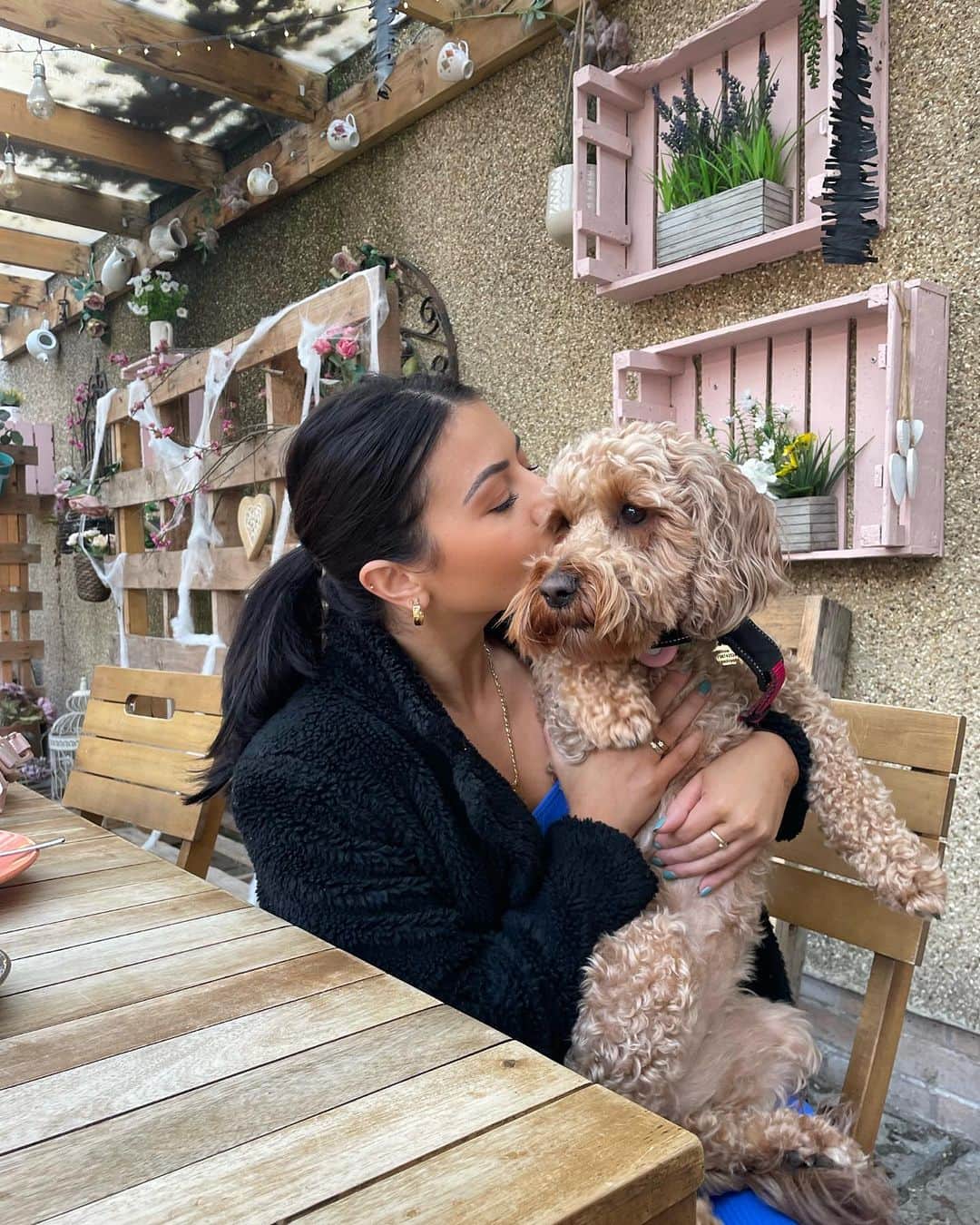クラウディア・フラガパニのインスタグラム：「Coffee date with my babes🤍」