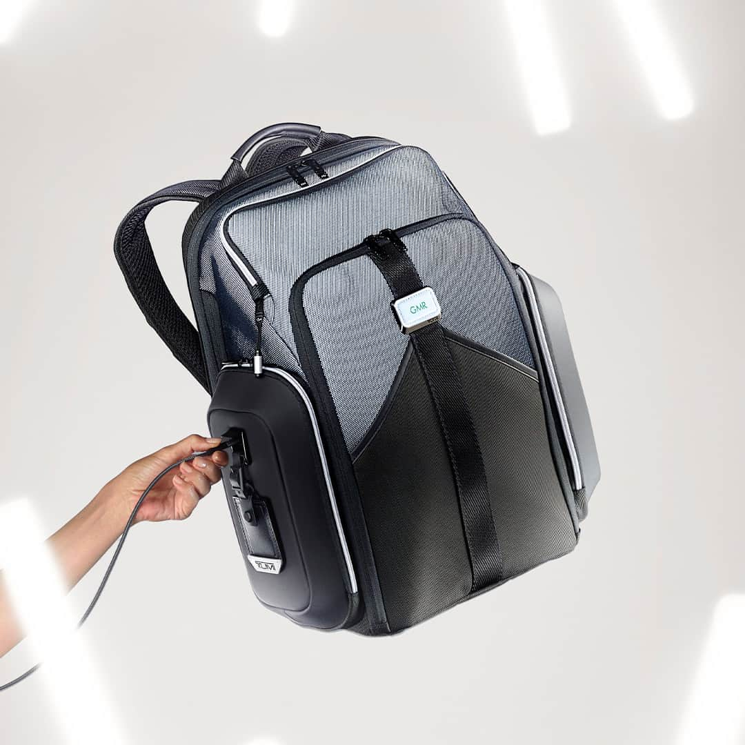 トゥミのインスタグラム：「Gifts that help them stay connected. Our Esports backpack features a USB-C port that can hook up to a battery pack to power the tech your gamer relies on.  #TUMI」