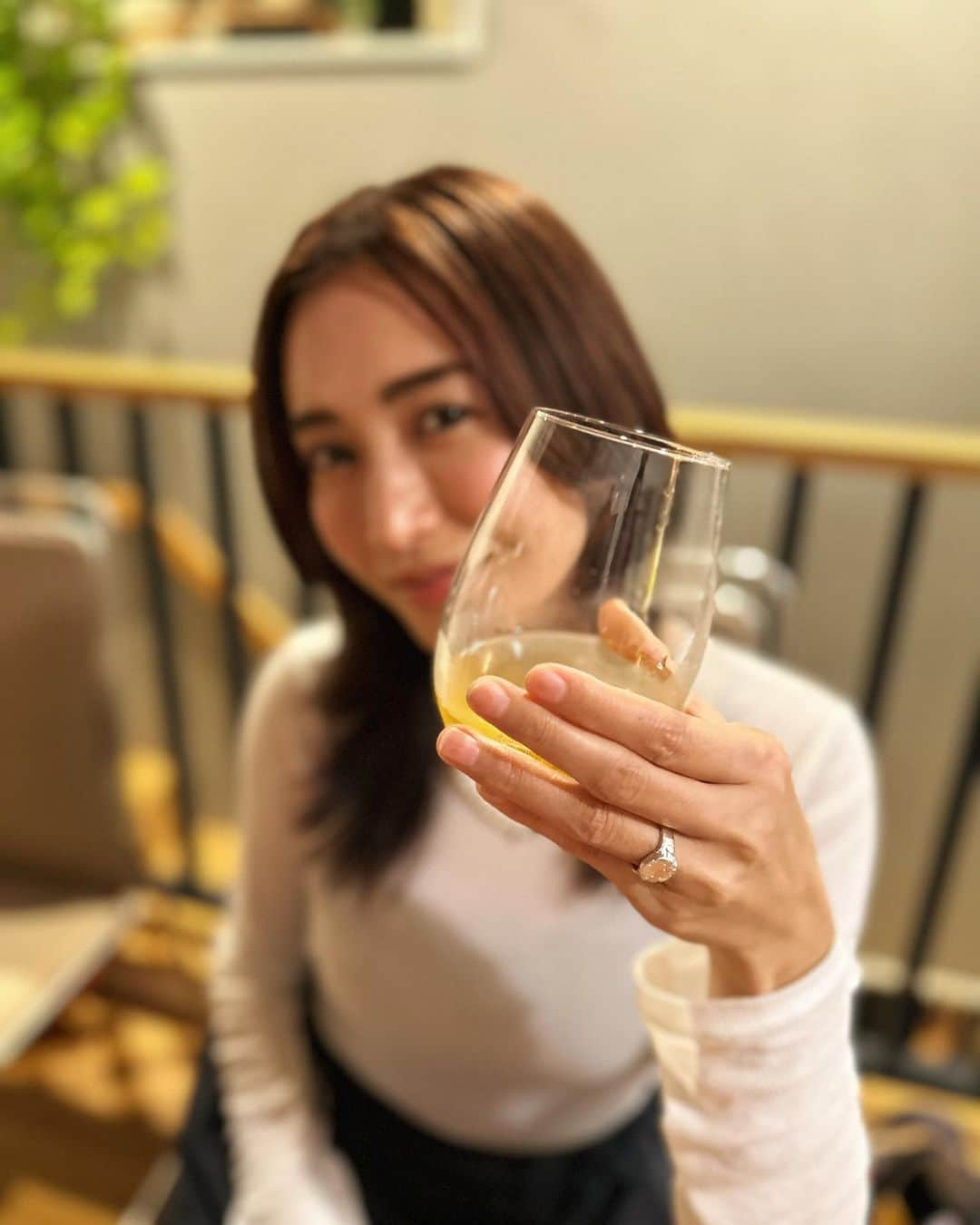 桐山マキさんのインスタグラム写真 - (桐山マキInstagram)「. . New one 💍 @gagan.jewelry   新しいジュエリーをつけてお出かけ♡  ステキなメンバーで 美味しいご馳走で 楽し過ぎた時間は 胃の許容範囲を超えました♡  ゆりさん いらなくなったタオルのご寄付ありがとうございました♡ 団体様へお届けします🐶  #PR #jewellery  #gagan」11月8日 1時07分 - maki_kiriyama