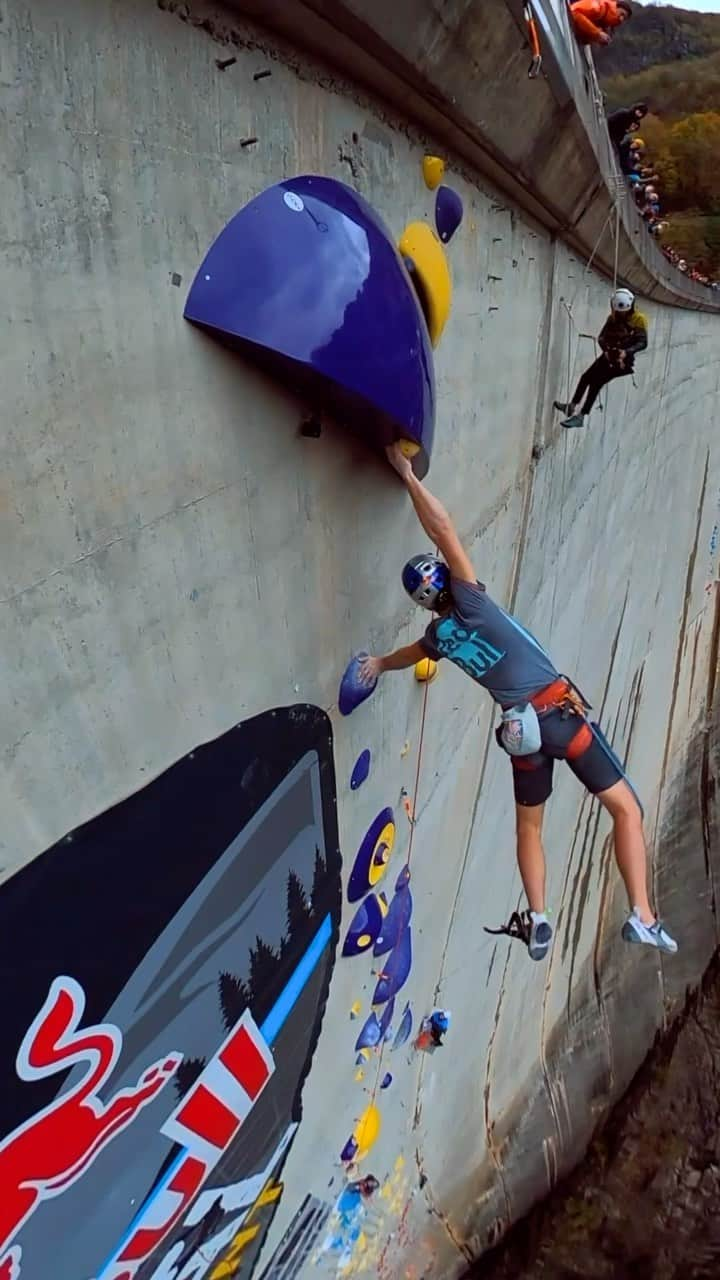 ドメン・スコフィッチのインスタグラム：「🦈 on some spicy moves 220m above the ground 🌶️ . . . @redbulladventure #redbulldualascent @redbullsi @redbullswitzerland」