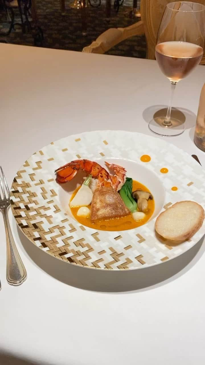 InterContinental Tokyo Bayのインスタグラム：「. ラ・プロヴァンスでは、メインディッシュに魚介の旨味を堪能できるオマール・ブイヤベースをお楽しみいただけます。  魚介の風味豊かなブイヤベースには、見た目も贅沢なオマール海老と旬のお魚、季節の野菜をアレンジしました。  ニンニクと卵黄を乳化させたフランス プロヴァンス地方でメジャーなソース “ルイユ” を添えて提供いたします。  少しずつ寒くなってきたこの季節にぴったりなラ・プロヴァンスのブイヤベースをお試しください。  #intercontinentalTOKYObay  #インターコンチネンタル東京ベイ  #LaProvence #ラプロヴァンス #フレンチ #French #レストラン #Restaurant #ランチ #Lunch  #ディナー #Dinner #オマール海老 #ブイヤベース  #オマールブイヤベース #魚貝 #ルイユ #魚介 #フレンチ好きな人と繋がりたい  #フレンチレストラン #フランス料理  #フランス料理店 #フランスワイン  #東京フレンチ #tokyofrench」