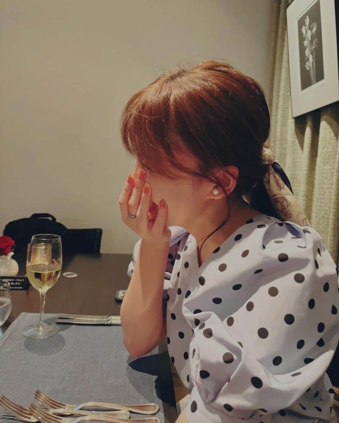 岡部麟のインスタグラム：「最高で幸せと思える誕生日をここにきてまた更新しました...✨AKBに入ってから10回目の誕生日を機に卒業発表をさせてもらいました！この先長く続く人生の中でも、特に忘れられない日になったと思います...。皆さんからの愛をコメントで受け取り、私の心の中はぽかぽかしてるし大きく背中を押してもらいました。素敵な言葉たちをわたしに送ってくれてありがとうございます。もらいすぎて肥りそうです。そして大好きで尊敬する可愛い戦友と、大切な人たちに誕生日を一緒に過ごしてもらい、発表も見守ってもらえて、幸せなひと時を味わってました...🍽✨  グループを旅立つ2024年の春まで、変わらずアイドル岡部麟の応援よろしくお願いします✨」
