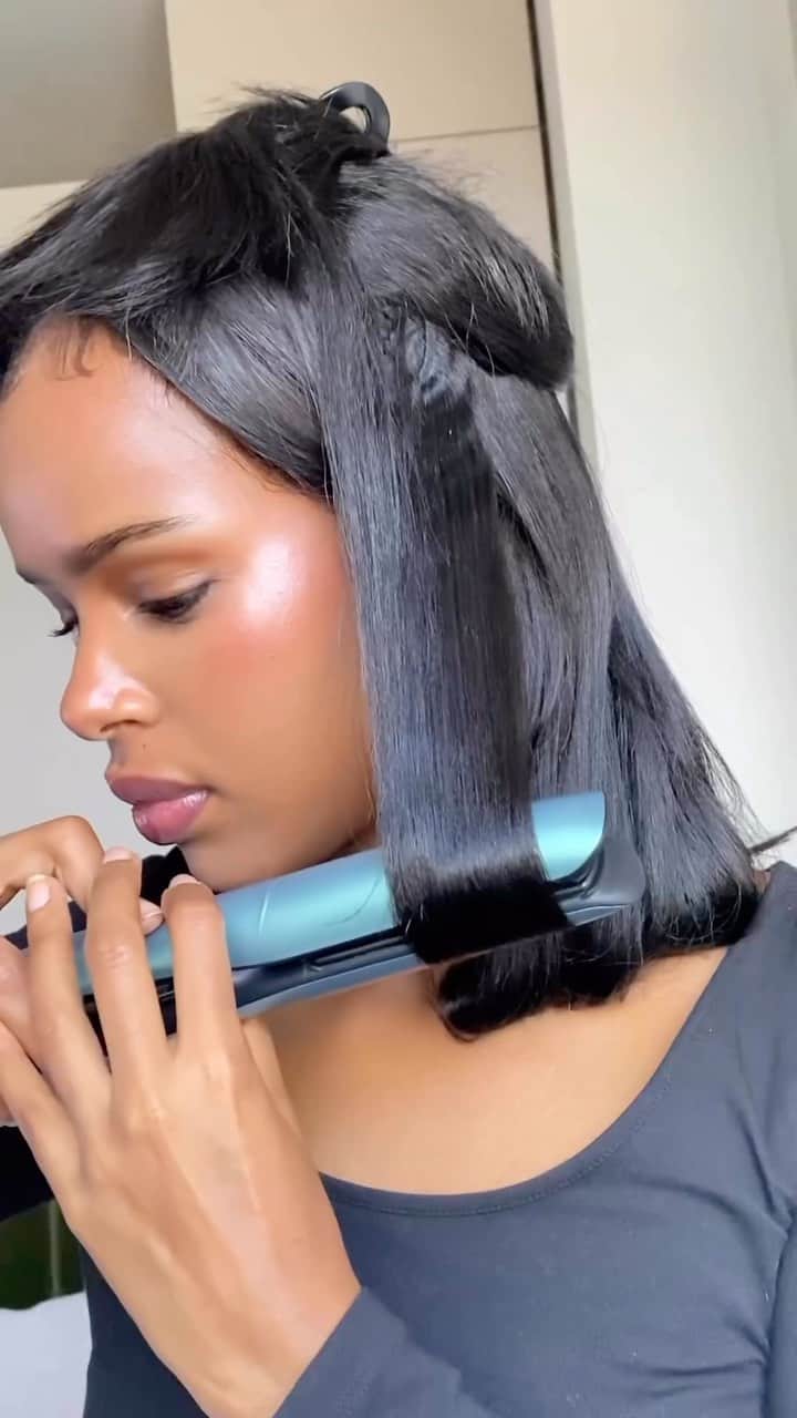 のインスタグラム：「Just when we thought @caeliya.a bob couldn’t get any cuter, along came ghd platinum+ in jade with those flicks ends 🤩✨  #ghdhair #ghd #flickyends #shorthair #shorthairinspo #shorthairstyles #shorthairstyling」