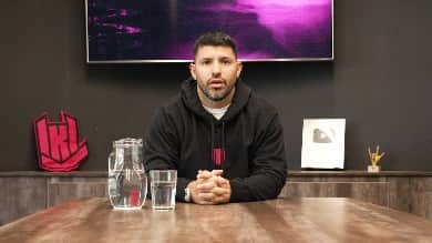 セルヒオ・アグエロのインスタグラム：「Ahora somos 2  #VamoAJugar 🤟  #KRUMessi #esports #kruesports」