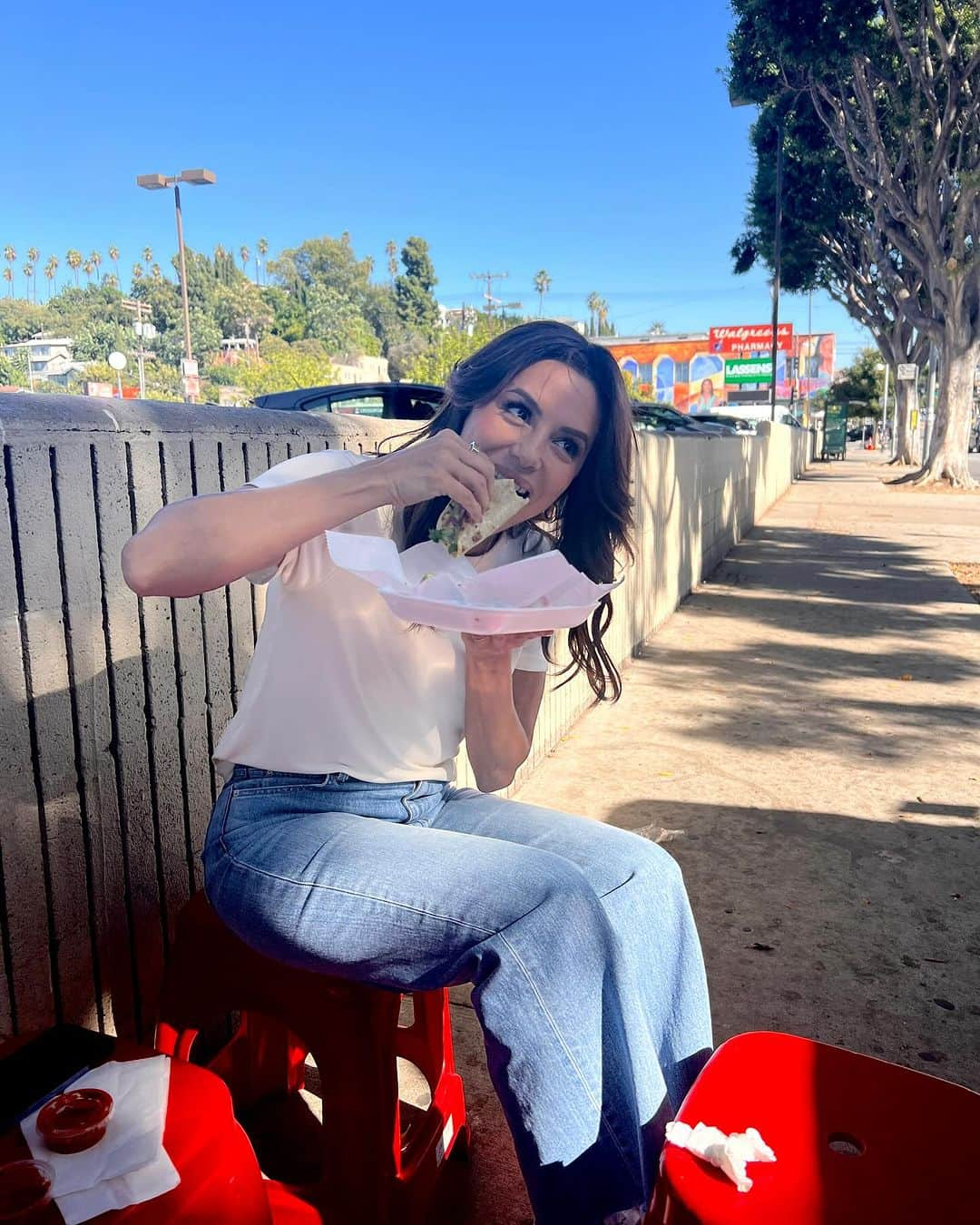 エヴァ・ロンゴリアさんのインスタグラム写真 - (エヴァ・ロンゴリアInstagram)「Just a girl who loves her street tacos 😋🌮」11月8日 1時21分 - evalongoria