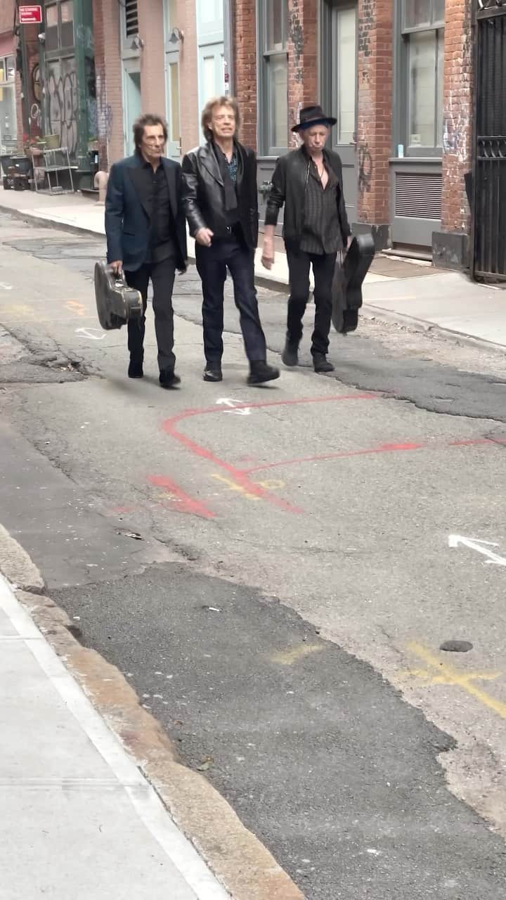 The Rolling Stonesのインスタグラム：「What an amazing few weeks we’ve all had! Hope you’re all enjoying the new record ❤️  #therollingstones #rollingstones #hackneydiamonds  @mickjagger @officialkeef @ronniewood」