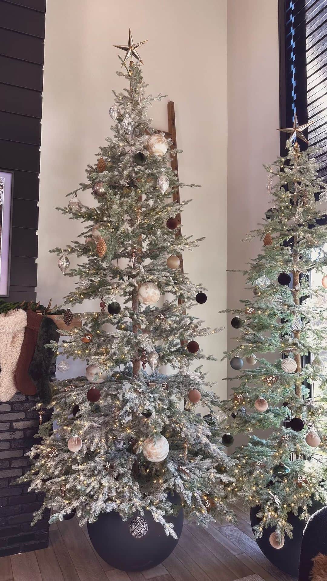 Chelsea Houskaのインスタグラム：「I’ve always loved these types of planters for a Christmas tree base and was so bummed when my trees didn’t fit, so Cole obviously came up with a solution and I LOVE how it turned out 🎄❤️」