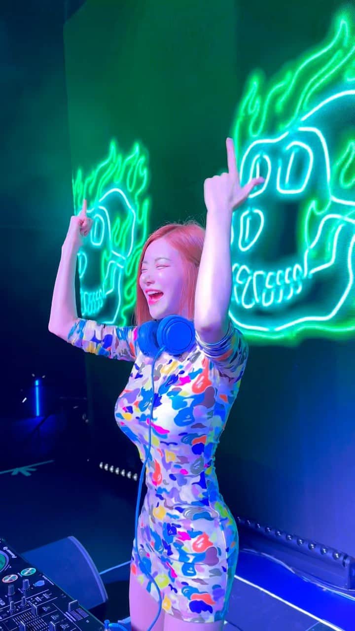 Dj Sodaのインスタグラム：「Surprise!😝It was soooo fun to do undercover secret mission for @boredapeyachtclub Party as a secret guest!✨Did you guys know I’m coming? ❤️🧡💛💚💙💜💖  #boredapeyachtclub #bape」