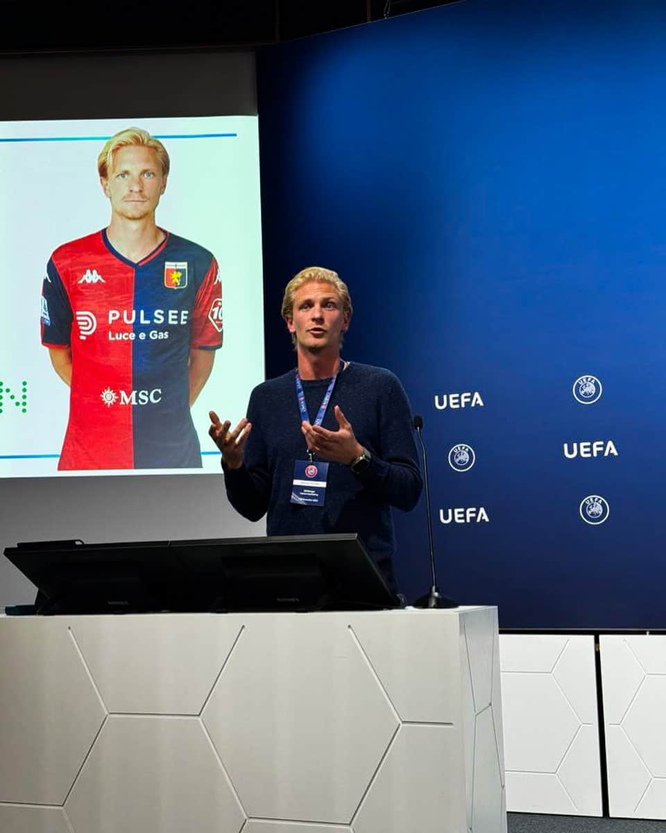ジェノアCFCのインスタグラム：「🌍⚽️ Oggi Morten Thorsby è stato protagonista, nella sede UEFA a Nyon, di un incontro sul tema della sostenibilità sociale e ambientale (Social and Environmental Sustainability) al quale hanno partecipato i responsabili delle 55 associazioni affiliate SES 🔴🔵  @weplaygreen_  @uefa_official」