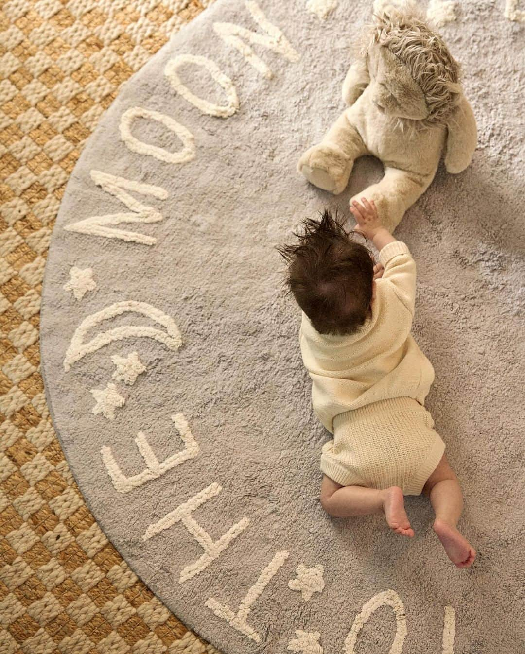 ジュリー・サリニャーナさんのインスタグラム写真 - (ジュリー・サリニャーナInstagram)「NURSERY REVEAL! Ah, so Excited to share baby Matisse’s nursery I designed with @potterybarnkids. 😍 I wanted to bring my personal style of California cool into his room and create a dreamy, calming, yet fun room for him to explore, learn, and grow. The theme was “love you to the moon” so you’ll see the moon, stars and universe throughout his room which we love! It’s our dream nursery for him and we can’t wait to watch him wander and feel our love to him! ☁️🤍  Thank you @potterybarnkids for helping us create the perfect room for Matisse! We are over the moon! 🌙 #nurseryreveal #lovemypbk #nurseryinspo #nurseryideas」11月8日 1時30分 - sincerelyjules