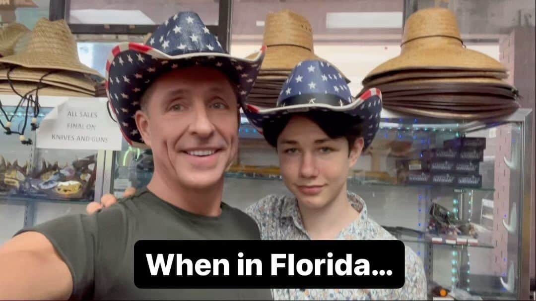 デイヴ・アスプリーのインスタグラム：「Canadian family hat shopping in the Florida Everglades…every hat here has a flag on it! 🤷‍♂️🤪」