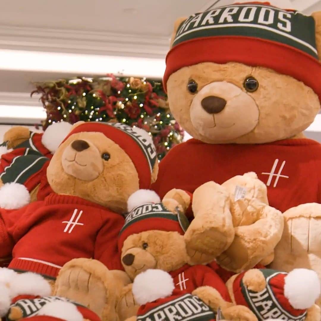 Harrodsのインスタグラム：「Christmas is 48 sleeps away – and the festivities are already in full swing on the Lower Ground Floor 🎄 Alongside baubles, nutcrackers, wreaths and stockings galore, you’ll find the star of our show: Ethan, the Harrods annual Christmas bear for 2023.  Discover Christmas World on the Lower Ground Floor.  #Harrods」