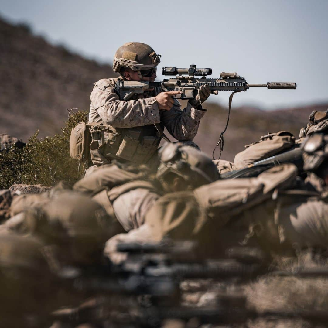 アメリカ海兵隊さんのインスタグラム写真 - (アメリカ海兵隊Instagram)「Apollo Shield 🛡️  📍  @MCAGCC29Palms (Oct 19. 2023)  #Marines with @1stmardiv conduct Exercise Apollo Shield.  Exercise Apollo Shield is the culminating event of Marine Corps Warfighting Lab’s (MCWL) 1-year crawl-walk-run bilateral effort to test equipment capabilities and evaluate tactics, techniques, and procedures.   The Combat Center provides a training facility capable of truly testing equipment, and it is home to the Infantry Battalion Experiment, the first unit to receive the equipment tested by MCWL.   📷 (U.S. Marine Corps photo by Lance Cpl. Justin J. Marty)  #USMC #Semperfi #MarineCombatArms」11月8日 1時33分 - marines