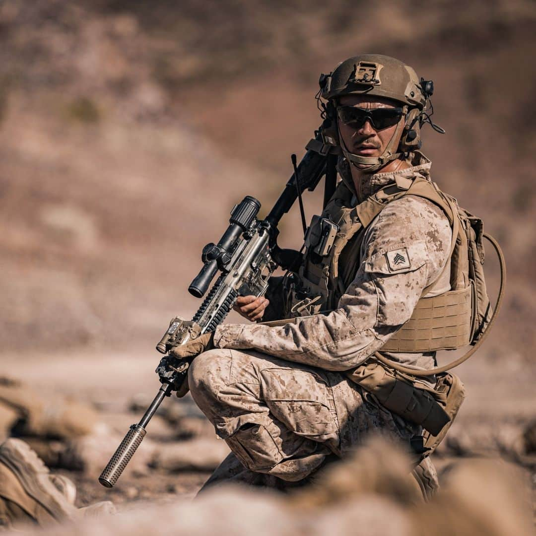 アメリカ海兵隊のインスタグラム：「Apollo Shield 🛡️  📍  @MCAGCC29Palms (Oct 19. 2023)  #Marines with @1stmardiv conduct Exercise Apollo Shield.  Exercise Apollo Shield is the culminating event of Marine Corps Warfighting Lab’s (MCWL) 1-year crawl-walk-run bilateral effort to test equipment capabilities and evaluate tactics, techniques, and procedures.   The Combat Center provides a training facility capable of truly testing equipment, and it is home to the Infantry Battalion Experiment, the first unit to receive the equipment tested by MCWL.   📷 (U.S. Marine Corps photo by Lance Cpl. Justin J. Marty)  #USMC #Semperfi #MarineCombatArms」