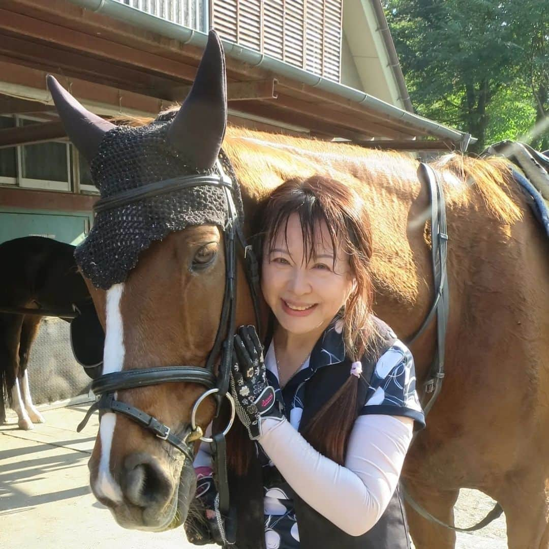 宇月田麻裕のインスタグラム：「11/1  #乗馬日記「ひさしぶり？」#プリマティスタ 今回は、洗い場で「にー」と笑つてくれず(^^; レッスンは、ぷーちゃんこと「プリマティスタ」＆Ｋ先生  拍車あり、下乗りあり。 馬場を広く使えて気持ちいいです。しかも、真ん中の一番広い馬場。こんなことは、一年に一度もないかと。  前回と同じように、速歩まではいいのですよね。 頭が下がったら、脚で、すぐに上げる。下がったら駈歩は出ません。  肩や手が固くなりすぎ。 手が上がってしまう。 外方気をつけねば。 必死になりすぎるのが良くないのですよね。  ぷーちゃんは、いいこでした💕 頑張りました！私がダメダメです💦  ぷー、この連休は、御殿場の大会で、占志津動画を載せましたが、きれいにシャンプーしてもらっていました。 結果は、大活躍。60以上出しています。 偉いぞ！ぷー。  乗馬日記、次回に続く。」