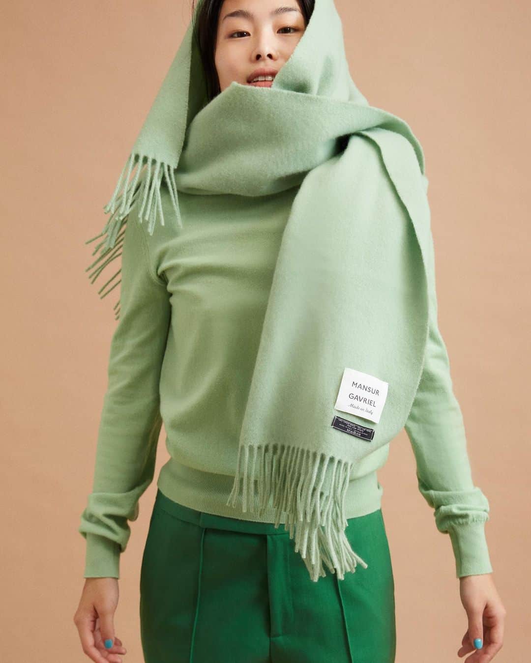 マンサー ガブリエルのインスタグラム：「Our new colorful scarves are made in Italy from 100% wool 💚 Now available exclusively on mansurgavriel.com #mansurgavriel」