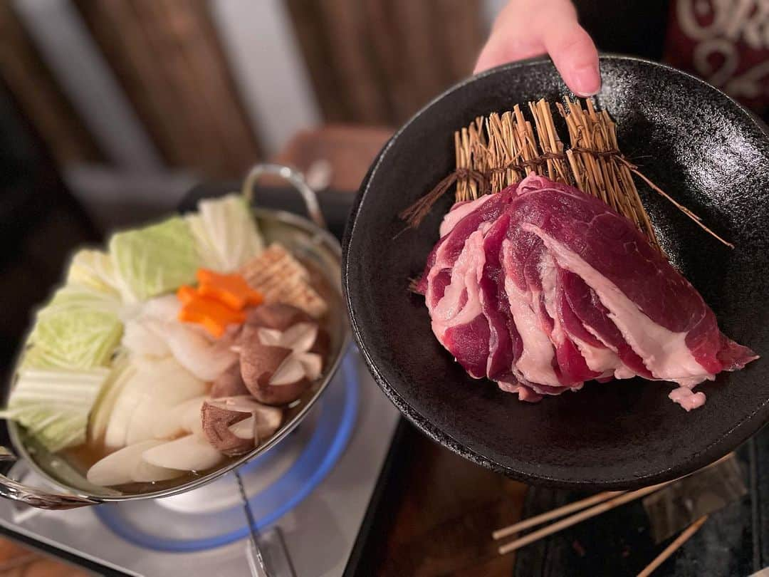 松浦麻里奈さんのインスタグラム写真 - (松浦麻里奈Instagram)「六本木にある、ジビエ居酒屋 角々鹿々へ！！ ジビエ料理が、沢山！！  シンプルな味付けだからこそ堪能出来る、けもの串😁 食べ比べも出来るから、色んな獣のアジを✨ 穴熊、初めて食べたわ！！ちょっと脂身 猪は田舎鍋やから🍲親しみ感で懐かしい！ カンガルーも初めて！！ワニも気になった😒  ジビエだけではなく、鍋料理やアラカルトも豊富だったよー😁 鍋はエゾ鹿の紅葉鍋を😋  臭みなく、じゅわっと歯ごたえあり！  PR @kakukakushikajika.nishiazabu #六本木グルメ #六本木ディナー #ジビエ料理 #東京ジビエ #西麻布グルメ #西麻布ディナー #六本木居酒屋 #六本木肉」11月8日 1時39分 - ay114.831m