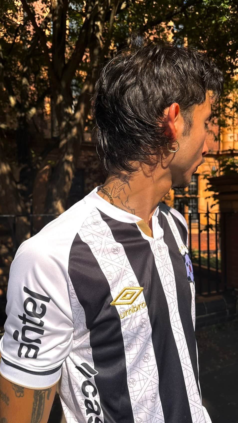 UMBROのインスタグラム：「Styling my new favourite @umbro Jersey 🤍Show me how you style yours ! Upload a photo or vid to insta/ tiktok to show us x don’t forget to tag umbro and use #styleitout ✨ top 3 outfits will win a selection of the latest umbro 23/24 Umbro jersey’s」