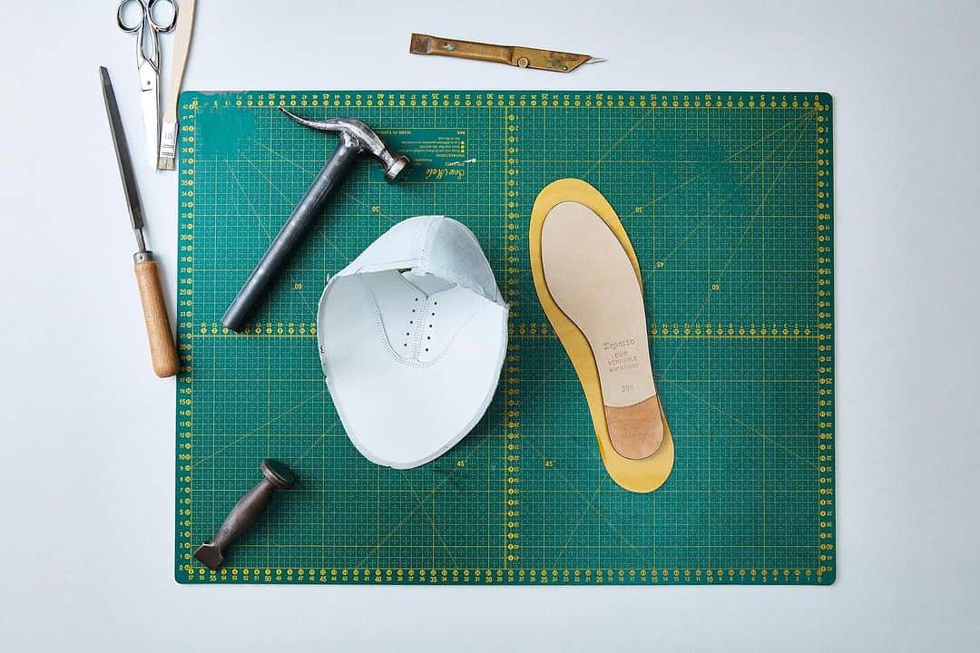 Repettoのインスタグラム：「(DE)CONSTRUCTION  The Oxfords Zizi in its before assemblage form.  #RepettoSavoirFaire #Repettolconics」