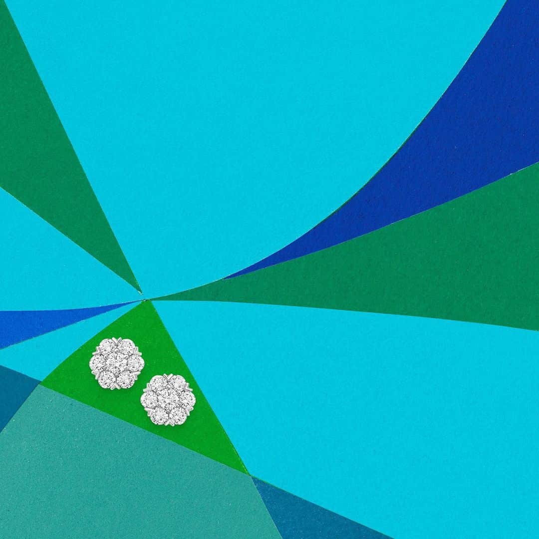 ヴァンクリーフ&アーペルさんのインスタグラム写真 - (ヴァンクリーフ&アーペルInstagram)「An iconic feature of Van Cleef & Arpels' jewelry, the Fleurette motif brings together seven round diamonds in a dazzling corolla. With its delicate petals and vibrantly glowing heart, it reflects a tradition of excellence in which expertise and emotion intertwine.   #VCAFleurette #VCAdiamond #VanCleefArpels #diamonds   Illustrator: @jeremiefischer_illustration」11月8日 1時48分 - vancleefarpels