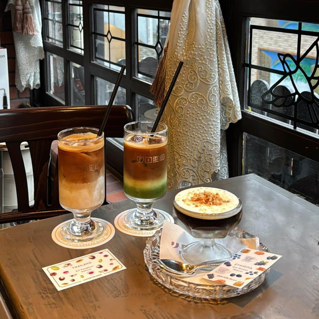 斉藤真木子のインスタグラム：「@lilocoffeekissa   大阪心斎橋にあるレトロな純喫茶☕️  豆の種類はもちろん、抽出方法までもが選択できて 珈琲好きには嬉しいポイントでした(^.^)  おすすめはグリーンティラテエスプレッソ！ 抹茶とミルクとエスプレッソの組み合わせが美味です🪴  コーヒージェリーも珈琲の風味がしっかりしていて たっぷりクリームの上にキャラメリゼされたナッツが華やかでした！ アフォガードやティラミスとも迷ったけどこれにして正解☺️  雨の日だったのもあって並ばずに入れましたが 普段は結構行列のできるお店だそうでラッキーでした✌🏻  #リロ珈琲#リロ珈琲喫茶#LILOCOFFEE#LILOCOFFEKISSA#大阪喫茶店#心斎橋喫茶店#喫茶店#純喫茶#大阪純喫茶#大阪カフェ#心斎橋カフェ#カフェ巡り#喫茶店巡り」