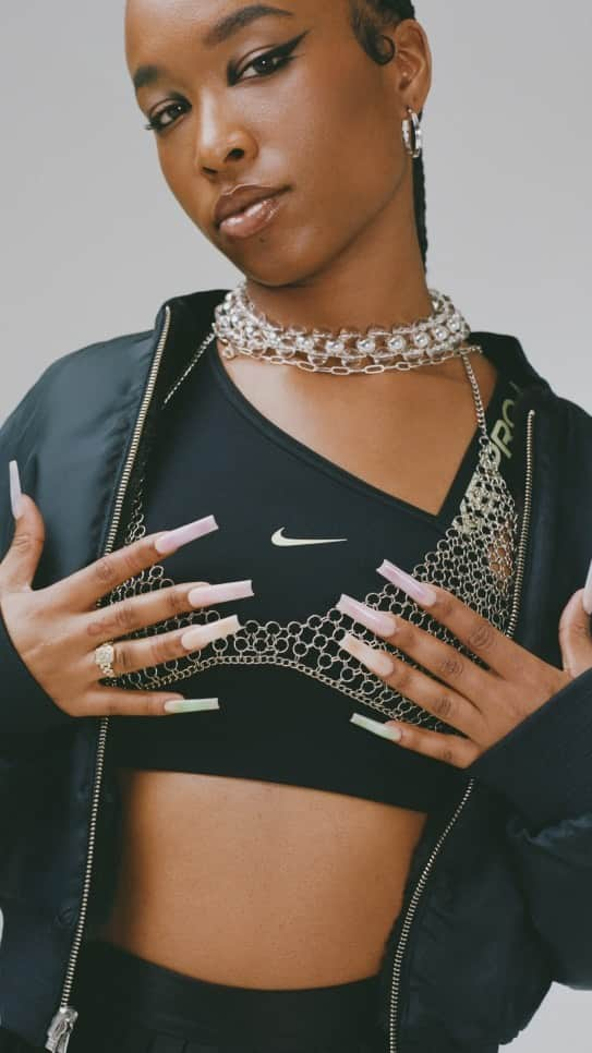 Nike Womenのインスタグラム：「On any given day you might see Dancer, Creator & Host Storm DeBarge (@stormdebarge) donning a baggy fit with bold elements.  “I honestly love accessories, and my new resolution is to wear more this year,” she says. While Storm gravitates towards relaxed and tomboyish clothing, she isn’t afraid to go all out when it comes to bling 💎 It’s one way she expresses herself. The other way? Through dance 🪩  “If I’m having a bad day, you wouldn’t really know unless you felt my energy. But it just depends on how I come out with dancing.”  Shop all of Storm’s favorite fits for dance & beyond ✨」