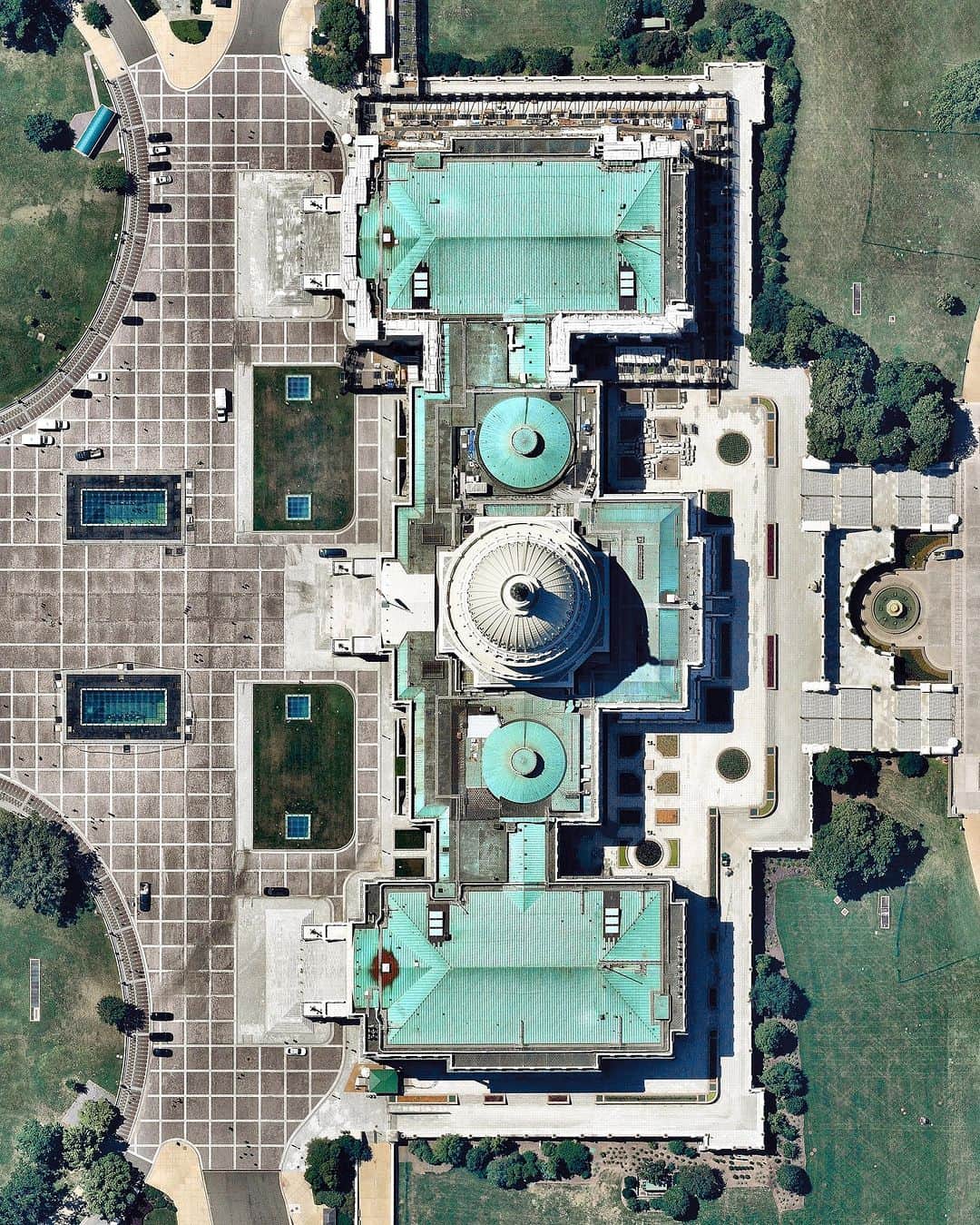 Daily Overviewのインスタグラム：「Today is Election Day in the USA, and although it is an off-year, important state and local elections are taking place across the nation. If you have not done so already, we encourage you to cast your vote!   The United States Capitol, often called the Capitol Building, is the meeting place of the United States Congress and the seat of the legislative branch of the U.S. federal government. It is located on Capitol Hill at the eastern end of the National Mall in Washington, D.C.  Created by @dailyoverview  Source imagery: @nearmap」