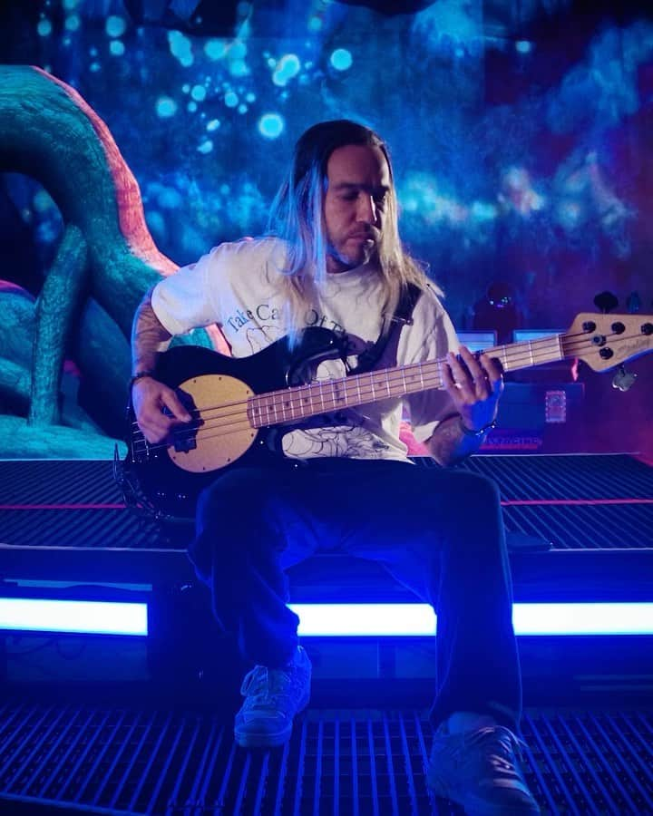 ピート・ウェンツのインスタグラム：「“Your first gut feeling, if you’re in tune with your art, is probably right.” Introducing the latest episode of @ernieball String Theory feat. @petewentz of @falloutboy. Watch as Pete shares his early music influences and encourages gut feelings in order to discover your own unique path. View the full film on the Ernie Ball YouTube channel.」