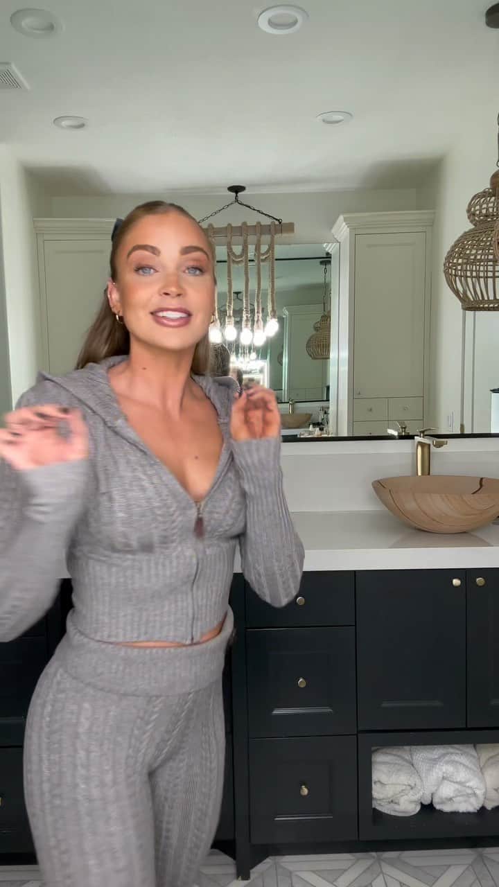 Cara Van Brocklinのインスタグラム：「Part 1 of a new try on haul for you babes! It got a little lengthy so I decided to break it up in two parts. And guys…these may be some of my favorite pieces yet, what do you think? https://liketk.it/4n4PF #revolvepartner #tryonhaul」