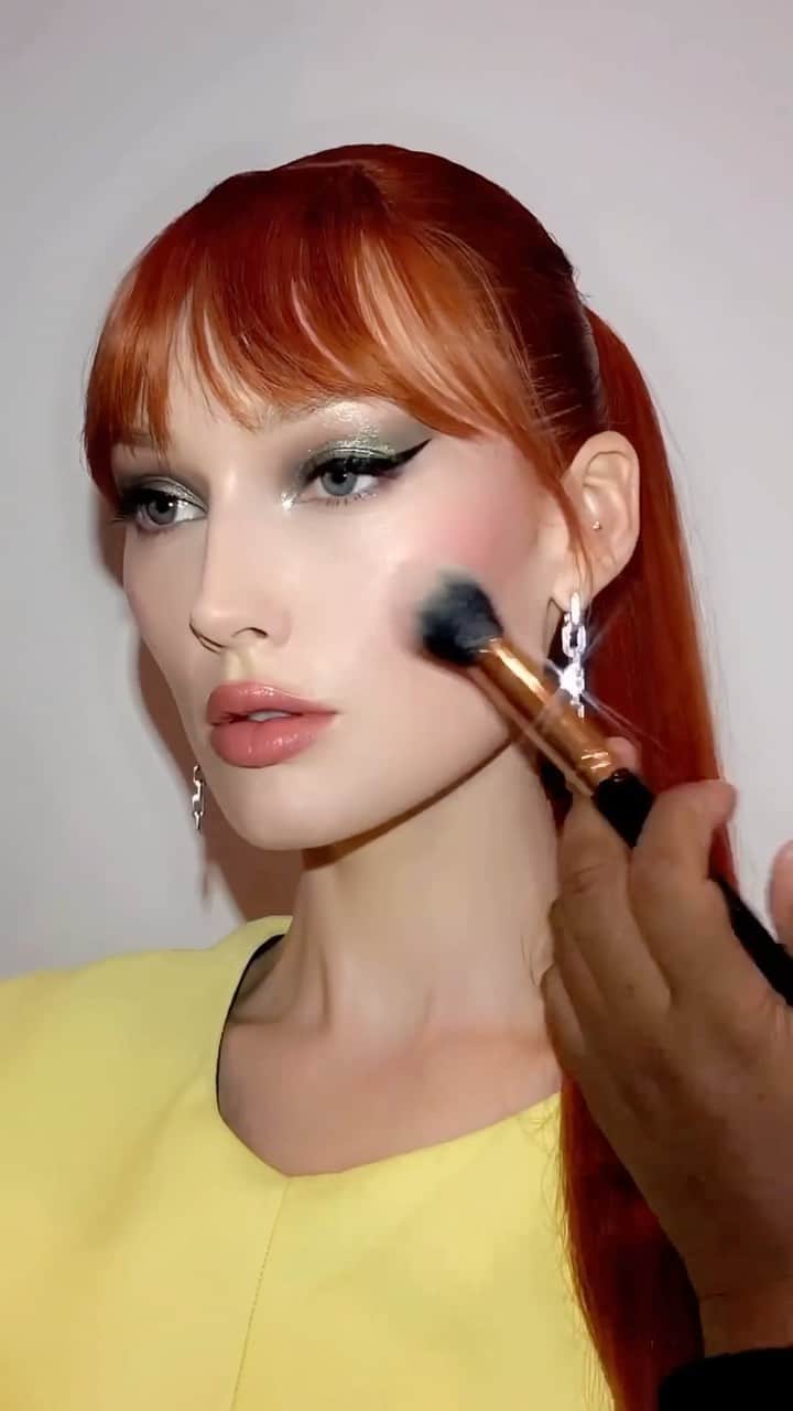 パット・マグラスのインスタグラム：「MESMERIZING MEREDITH 💎💎💎 Sending LOVE to the GORGEOUS @meredithduxbury dazzling at the 2023 #CFDAAwards in a full face of #patmcgrathlabs featuring MTHRSHP Bijoux Brilliance: Starstruck Splendour & SatinAllure™ Lipstick ‘SKINSANE 2’ 💎💎💎 SHOP NOW at PATMcGRATH.COM.  ✨STARRING✨ Skin Fetish: Sublime Perfection Foundation ‘LIGHT 5’ & ‘LIGHT 7’ Skin Fetish: Sublime Perfection Concealer ‘LIGHT 3’ & ‘LIGHT 5’ Skin Fetish: Sublime Setting Powder ‘LIGHT 1’ Skin Fetish: Blurring Under-Eye Powder ‘LIGHT’ Skin Fetish: Highlighter + Balm Duo ‘NUDE’ MTHRSHP Bijoux Brilliance: Starstruck Splendour ‘FLEUREVER NUDE’ - Beige Rose Matte ‘CELESTIAL CELADON’ - Soft Aquamarine Metallic with Golden Sparkle ‘EMERALD ECLIPSE’ - Deep Green Metallic with Golden Sparkle ‘DAWN DIVINITY’ - Plum Taupe Matte Skin Fetish: Divine Blush ‘NYMPHETTE’ - Soft Pink With Golden Pearl ‘CORAL COSMOS’ - Soft Coral Velvet Matte Perma Precision Liquid Eyeliner ‘XTREME BLACK’ Dark Star Mascara PermaGel Ultra Lip Pencil ‘CONTOUR’ SatinAllure™ Lipstick ‘SKINSANE 2’」