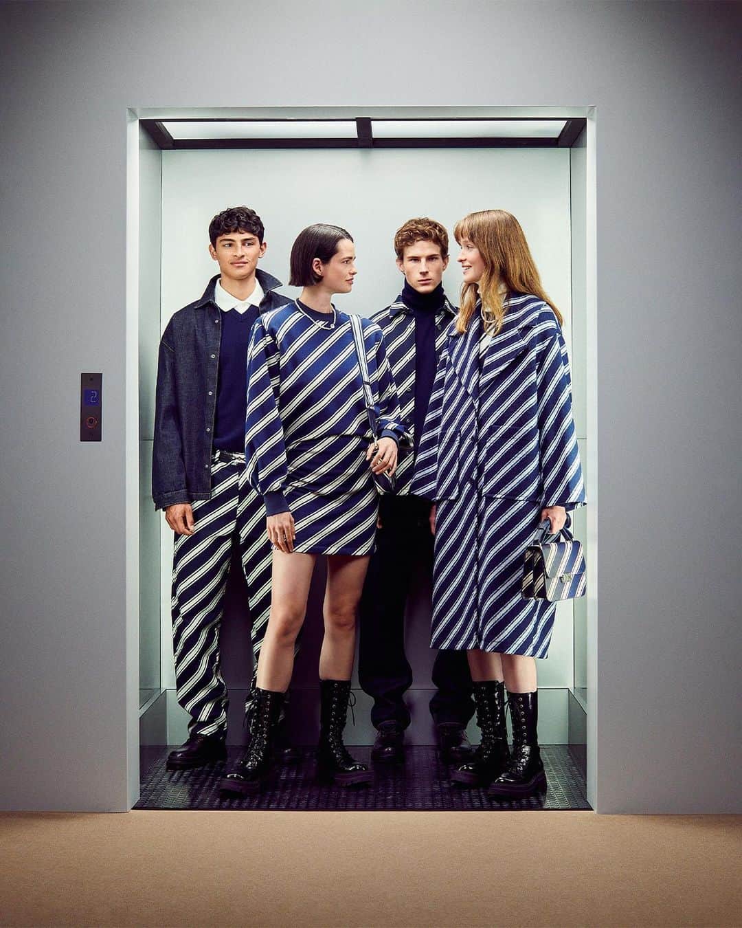 ベネトンのインスタグラム：「All the way up to the blue-regimental obsession floor. Belonging to a group with the same taste feels like a big family, all together under the same elevator roof.  Shop the FW23 collection by @andreaincontri  #Benetton」