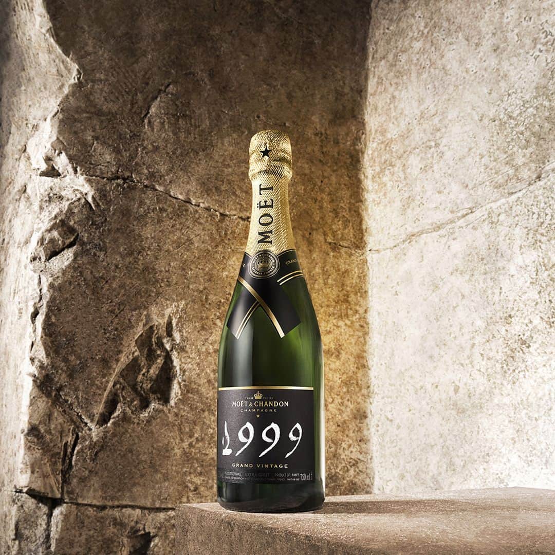 Moët & Chandon Officialのインスタグラム：「Grand Vintage Collection 1999, the third Champagne of our A Tale of Light Trilogy, has been awarded with the World Champion Trophy as well as a Best in Class award by CSWWC, on the night when the competition celebrated its 10th anniversary.⁣ (Re) Discover its generous notes of candied grapes, dates and honey that give way to a flavorful bitter finish on coffee or licorice.⁣⁣ ⁣ ⁣#GrandVintage #MoetChandon⁣⁣ ⁣⁣ This material is not intended to be viewed by persons under the legal alcohol drinking age or in countries with restrictions on advertising on alcoholic beverages. ENJOY MOËT RESPONSIBLY.」