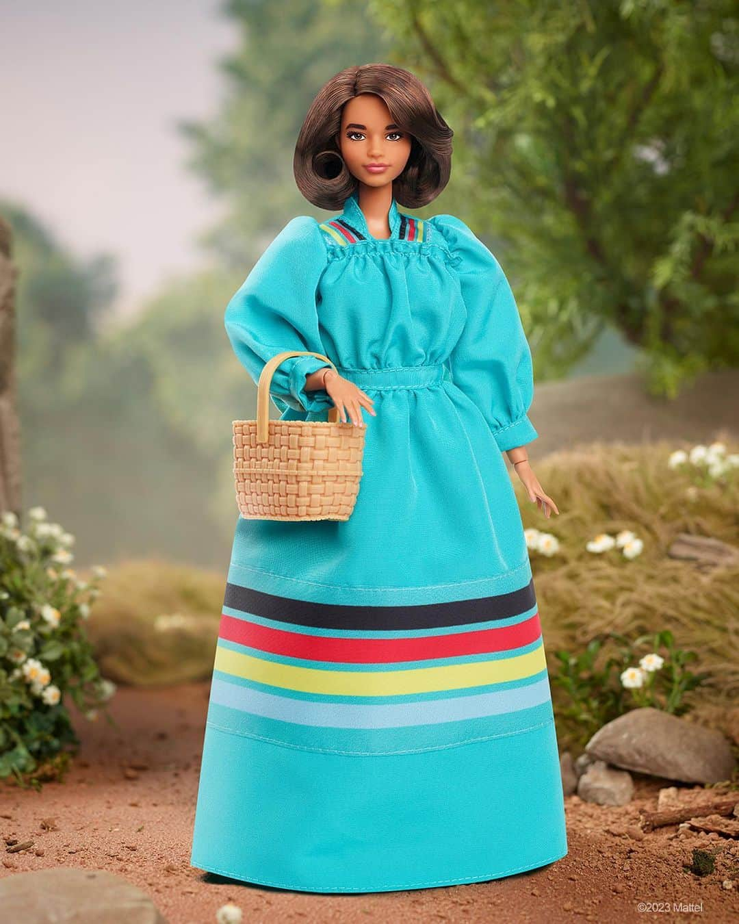 バービーのインスタグラム：「“The secret of our success is that we never, never give up.” We’re proud to honor Principal Chief Wilma Mankiller as our newest #Barbie Inspiring Women doll, lifting up courageous women who paved the way for generations to dream big and believe that #YouCanBeAnything. Wilma began her life of advocacy for Native American and women’s rights in San Francisco, after being brought there at age 11 under the Indian Relocation Act. She later returned to her ancestral home on Cherokee Nation land, where she fought to restore access to water in rural communities, and became the first woman to serve as Principal Chief of the Cherokee Nation. In celebration of Wilma’s powerful legacy, Barbie will donate to the American Indian Resource Center, supporting initiatives to empower indigenous women and girls, and preserving culture and traditions within Native American communities. #NativeAmericanHeritageMonth」