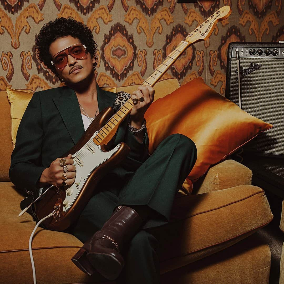 ブルーノ・マーズのインスタグラム：「The @BrunoMars Stratocaster is a true treasure. Crafted from resonant ash, this limited edition guitar features sculpted American Ultra body contours for unmatched comfort and seamless access to high notes. The Mars Mocha Heirloom nitrocellulose lacquer finish not only gives it an aged charm, but also enhances resonance and tone. Head to the link in bio to learn more.」