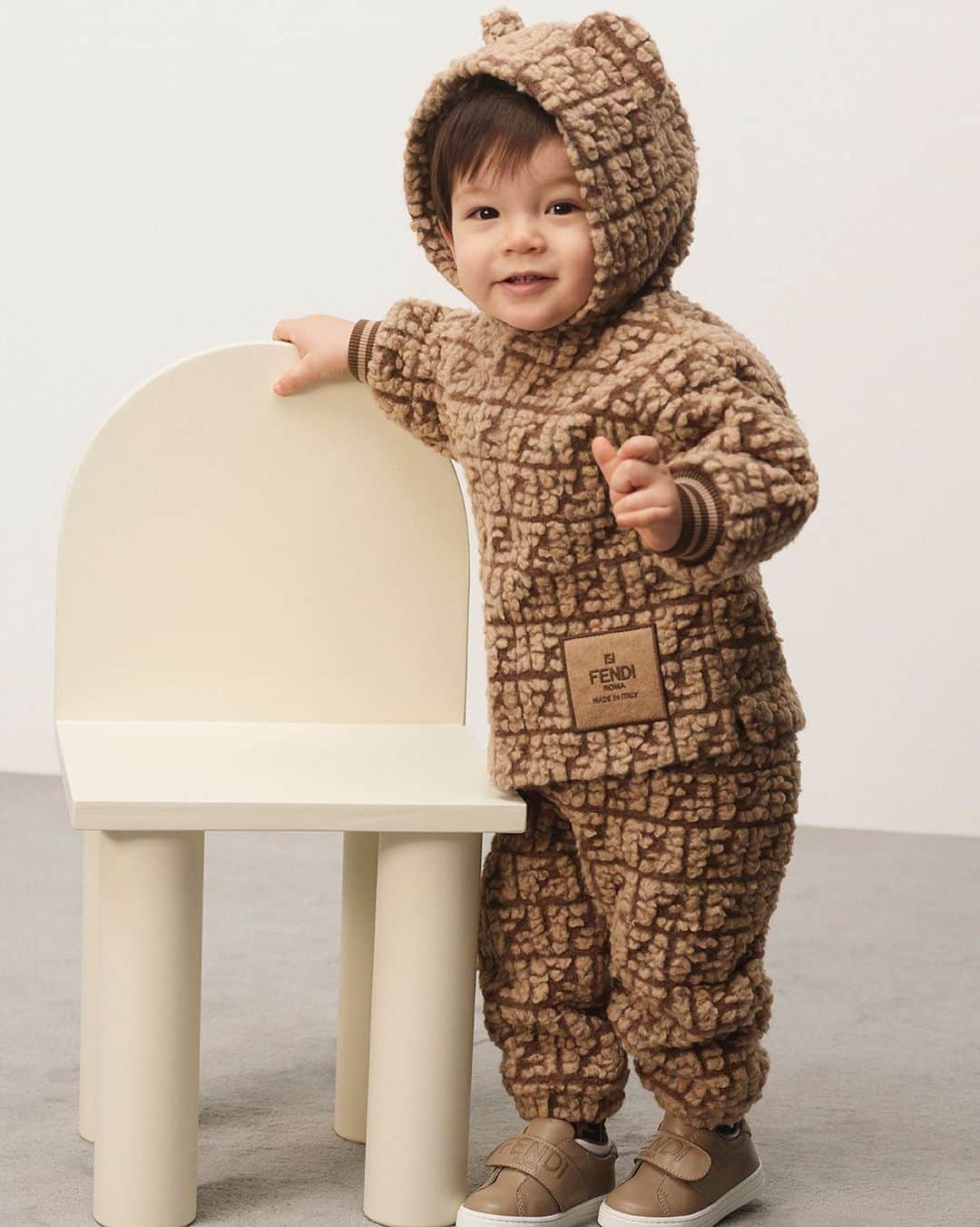 Fendiのインスタグラム：「So cute, so cuddly, so #FendiKids.  Shop the teddy-bear inspired set now in boutiques and at Fendi.com.」