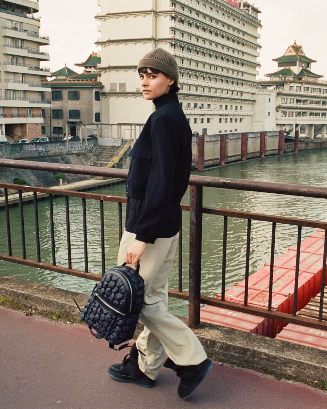 のインスタグラム：「Matching my bag with my outfit, that's what I'm here for  #LancelParis #LancelTwist #BubbleAnimation」