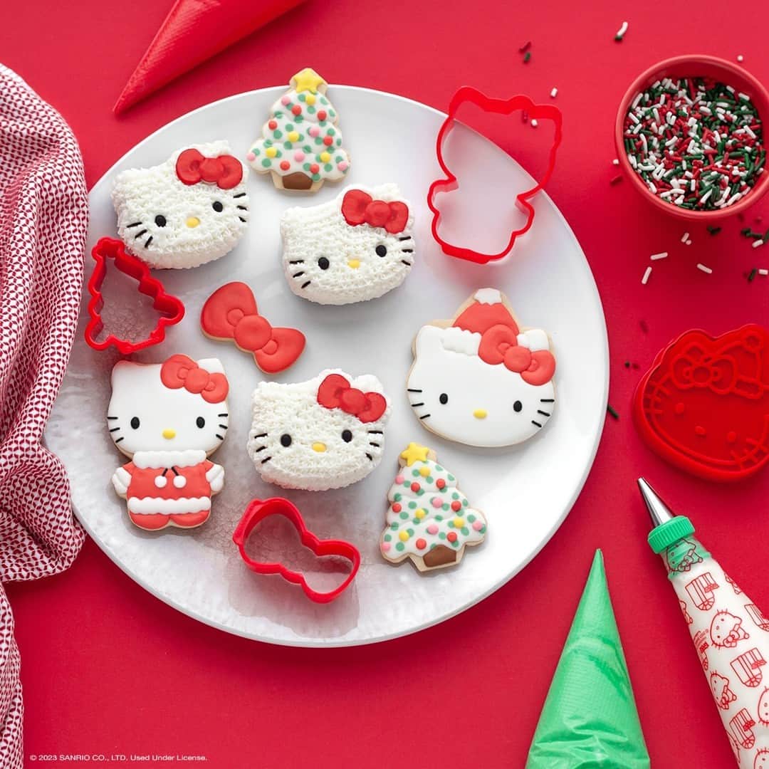 Hello Kittyさんのインスタグラム写真 - (Hello KittyInstagram)「Baked with love 🍪 This supercute Hello Kitty holiday-themed baking set is exclusively available online! Link in bio to shop.」11月8日 2時01分 - hellokitty
