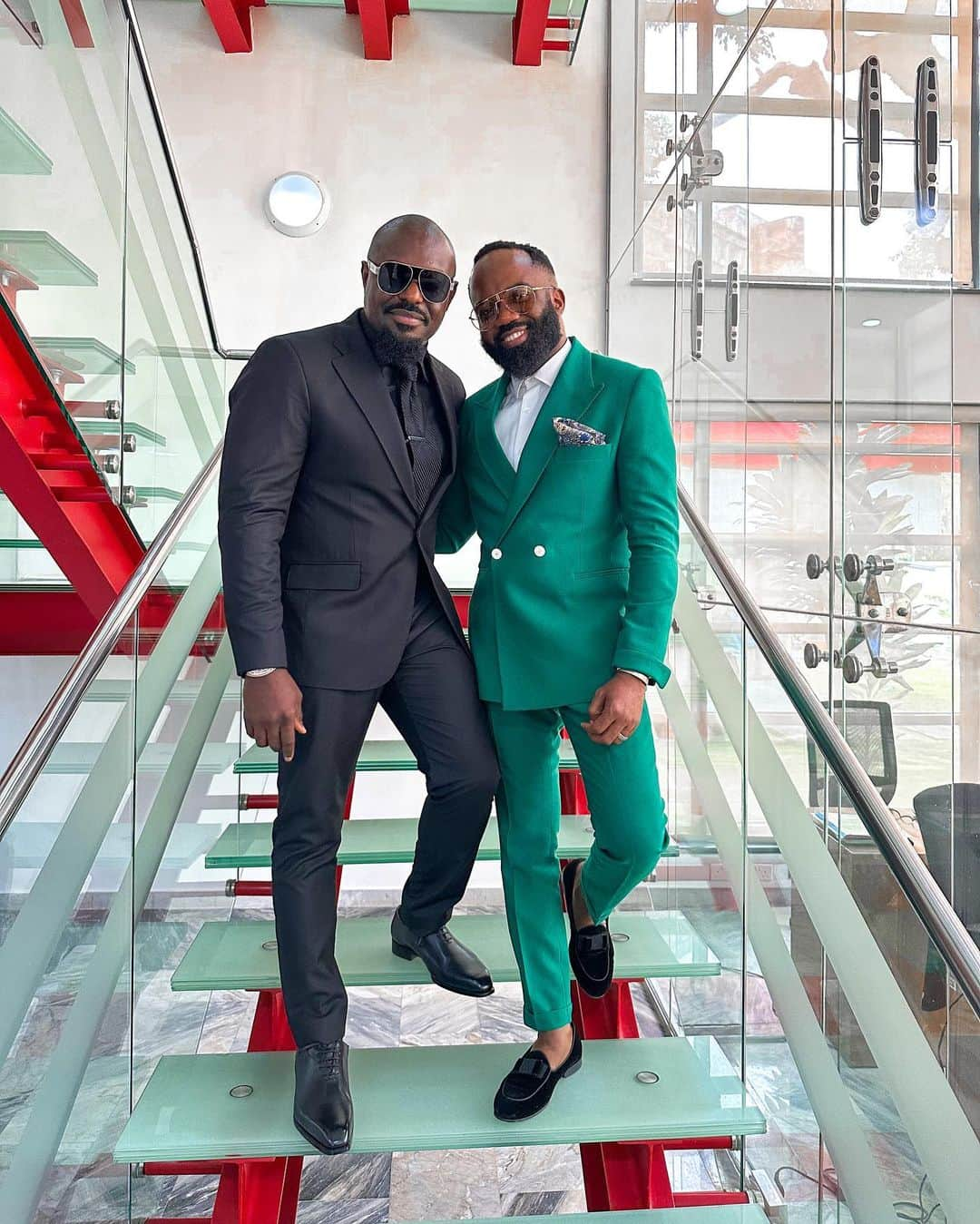 ノーブル・イグウェさんのインスタグラム写真 - (ノーブル・イグウェInstagram)「IGBO BOYS .. Doing heavy Things. What do you know about them ?  @jim.iyke X @noble_igwe Noble’s outfit : @revesclothingco」11月8日 2時01分 - noble_igwe