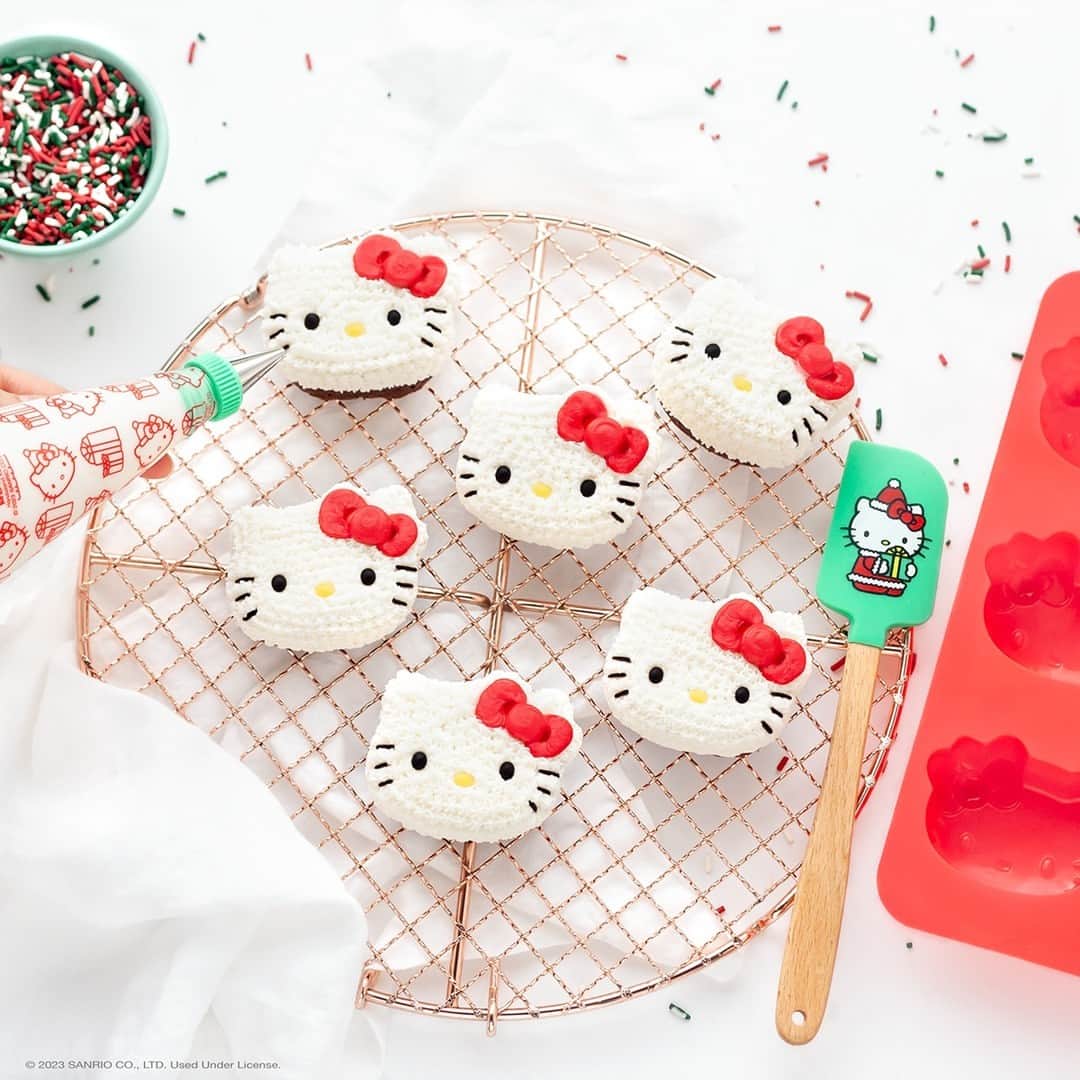 Hello Kittyのインスタグラム：「Baked with love 🍪 This supercute Hello Kitty holiday-themed baking set is exclusively available online! Link in bio to shop.」